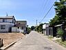 外観：【道幅７ｍの安心感】舗装された広い公道に面しており、お車の出し入れも快適です。歩道が整備され視認性も良いため、お子様の通学やベビーカーでの散歩も毎日安心して行えます。現地（２０２５年６月）撮影