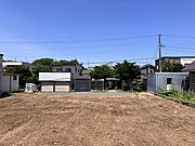 【開放的な土地】周囲に高い建物がなく、陽光がたっぷり差し込む明るい住まいを建てられます。建ぺい率４０％・容積率６０％のゆったりとした制限が、良質な住環境を保証します。現地（２０２５年６月）撮影