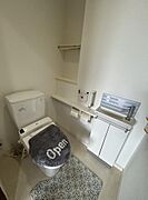 【トイレ】充実機能を装備した先進機能と高いデザイン性のトイレ。ウォッシュレット付トイレ採用。手洗いカウンターが付いてます！