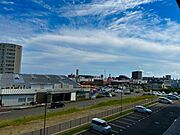 【バルコニーからの眺望】目の前に視界を遮るような高い建物が無く開けた眺望で、日当たり・通風良好です。目の前にコープやフェニックスガーデンうきのじょうがあるため、買い物に便利なエリアです！