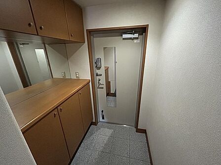 【玄関】玄関は洗練された印象の御影石調のタイル使用し上質な雰囲気を演出しています。玄関部分がスッキリ、たっぷり収納できる天袋付き下足入。玄関に鏡が付いているのも嬉しいポイントです!