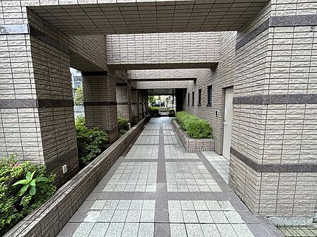 【アプローチ】たくさんの植栽に囲まれたアプローチが、住む人、訪れる人をやさしく迎えます!