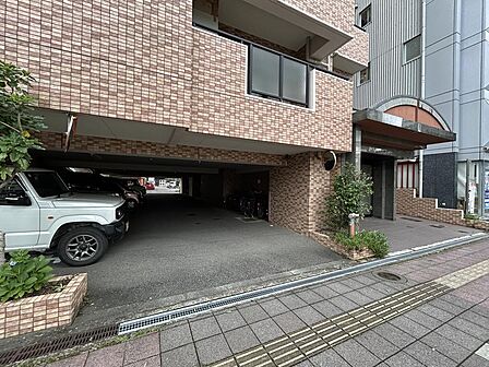【駐車場・駐輪場】平置き駐車場は、屋根付きのため便利です。駐輪場も同じく、濡れずに駐輪できます!