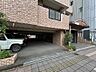 駐車場：【駐車場・駐輪場】平置き駐車場は、屋根付きのため便利です。駐輪場も同じく、濡れずに駐輪できます！