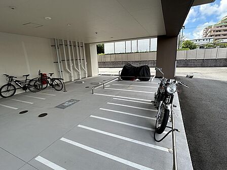 【駐輪場・バイク置き場】マンション1階のピロティ部分に駐輪・バイク置き場スペースがあり、十分なスペースを確保しています!