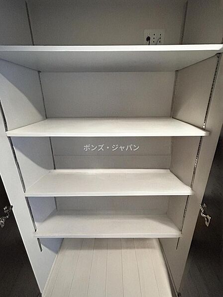 【廊下収納】廊下に収納スペースを設けています。可動式の棚のため、自分好みにカスタマイズできるので、掃除機やスーツケースなども収納することが出来ます!CGで作成したイメージです。