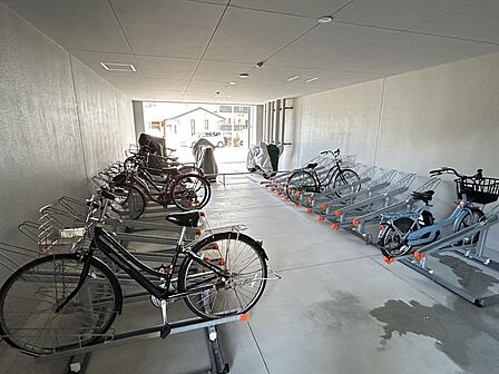 【駐輪場・バイク置き場】マンション1階のピロティ部分に駐輪・バイク置き場スペースがあり、十分なスペースを確保しています!