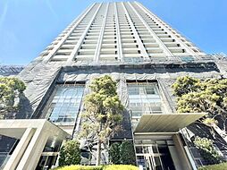 街に溶け合う美しい景観を生みだしているにも関わらず、採光や風通しを考えて設計された間取り。近隣との視線を考え、街全体で調整される窓位置。外観だけでなく、そこに住まうご家族の心地よさを最優先しました。