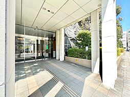 ここに住まわれる人にだけに許された専用のエントランス。めまぐるしく過ぎ行く日々の中でゆったりとした休息と癒しを提供してくれる居住者のプライベート空間があります。