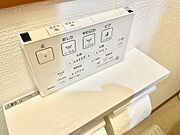 日本を訪れた外国の方で「使ってみて驚いた」と仰る方の多い、ウォシュレット。おしりを優しく洗ってくれるだけではなく、パワー脱臭機能なども備え、快適な空間を創出する機能もございます。