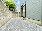 お子様がお庭で遊ぶのを見守りつつ、キッチンでお料理やリビングでくつろぐことができる安心な間取り。