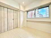 風の通り道。舞い込んでくる風が優しく躍り、室内に爽やかな空気を運んでくる。そこに季節の息吹を感じて、いまがどんな季節なのかを実感する。