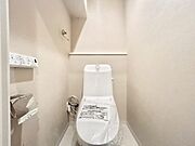 DKや洗面所とは違う場所に設置されたトイレ。中は比較的ゆとりのある大きさを確保しておりますので、ゆったりとお使い頂けます。