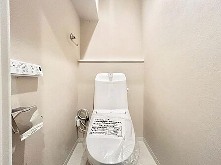 DKや洗面所とは違う場所に設置されたトイレ。中は比較的ゆとりのある大きさを確保しておりますので、ゆったりとお使い頂けます。