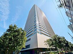 緑に彩られた街区に現出する建物は、ここに住まう方々へ余すこと無く太陽の恵みを届けられるように計画・設計されております。