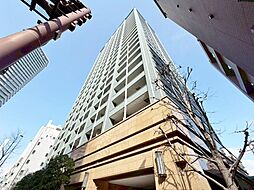 住まい探しは街探し。みんなが街探しのポイントにしているのは何。　第1位は過半数が支持した納得の 「交通の利便性」。続いて3割以上の人が「住環境」と「公園、緑地の充実」です。