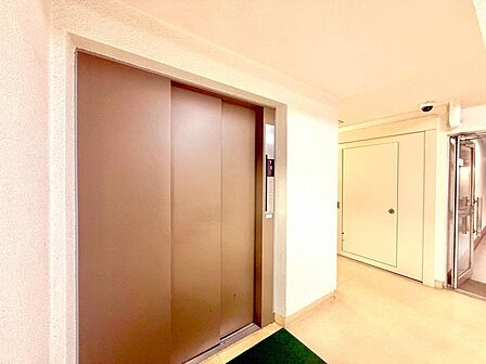 重い荷物などがあるときや、お子様をベビーカーで運ぶときなどに大変便利です。足腰の悪い方には欲しい設備です。