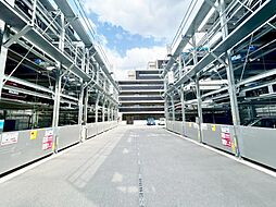 ファミリーカーの需要が多い中、駐車場も広めに確保いたしました。ご主人様のお車のお手入れにも気合が入りますね。