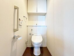 いつまでも清潔な空間であって頂けますように、目に留まるだけではなく、汚れをふき取り易いフロアと壁紙をチョイス致しました。洗浄便座になっておりますので、とても清潔にご使用いただけます。