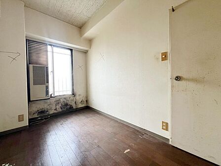 「リフォーム前」お子様の心と身体を見守る子供部屋として、思春期のプライバシーを重視したり、成長に合わせて机やベットを自由にレイアウトできるようにと、小さな自立心を育むお部屋作りを見越してご覧下さい。