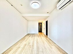 木のぬくもりが感じられるナチュラルな雰囲気に仕上がった室内。ふんだんに陽射しが注ぐ明るいリビングには家族が自然と集い笑顔に。