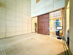 都会的な、ハイセンスな空間とともに、対照的な成熟した街並みを併せ持つことも、この邸の大きな特徴です。素敵な新生活の始まりを、本邸宅で迎えてみてはいかがでしょうか。
