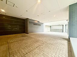 ファミリーカーの需要が多い中、駐車場も広めに確保いたしました。ご主人様のお車のお手入れにも気合が入りますね。