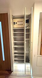 建物内部の収納には拘りました。共有部分に設けた収納。少しでも空いているスペースを収納にすることで、無駄のない空間を演出しております。お荷物が多い方にも安心です。是非、現地をご確認ください。