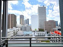 豊かな陽光に照らしだされる素敵な空間に感動すら覚えます。窓には木々の緑が木漏れ日と共にまるで絵画のように美しく映し出されます。季節を問わず華やいだ素敵な風景をお楽しみいただけます。