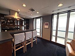 池袋駅を望む北西側に設けたスカイラウンジ。窓の外には、煌々と輝く都市の夜景が広がります。部屋の南側にはパーティルームを配し、眺めの良い社交の場を創出。