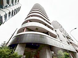 住まい探しは街探し。みんなが街探しのポイントにしているのは何。　第1位は過半数が支持した納得の 「交通の利便性」。続いて3割以上の人が「住環境」と「公園、緑地の充実」です。