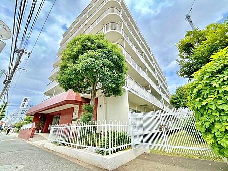 その邸が魅せる、気品・上質・重厚感・細やかさ、そのすべては訪れた者に安らぎと品性を与える特別な空間です。ここに住むからこそ意味がある。すべての(始まり)をここから迎えます。