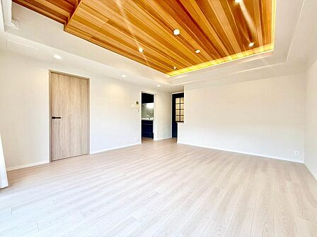 空気感という居心地の良いBGMは、暮らしのステージを彩り、心からのやすらぎと満足感を与えてくれます。通風と採光を考慮したリビングは地域の鼓動を感じながらお寛ぎ頂くことが可能です。