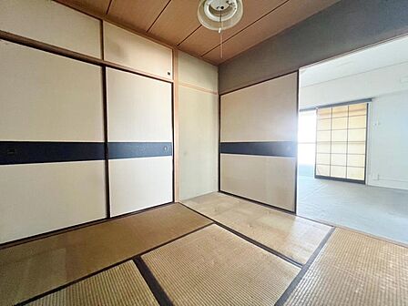 「リフォーム中」家具の配置のし易い室内です。趣味の部屋としても充分な広さを確保しております。