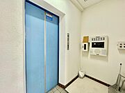 ホテルエントランスのような凛とした空間が存在しています。セキュリティーに守られている館内は静寂な中に、デザイナーの質感への拘りと四季折々の変化を感じることが出来る工夫がされております。