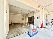ファミリーカーの需要が多い中、駐車場も広めに確保いたしました。ご主人様のお車のお手入れにも気合が入りますね。