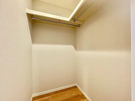 たっぷりと荷物が入るよう、ウォークインクローゼットを完備いたしました。画像と現地では大きさ、広さの感覚が違います。是非、ご自分の目で確かめてください。