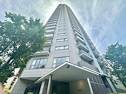 住む人を映し出す洗練された佇まいは、いつまでも輝き続けながらいつしか街の風景に溶け込んでいきます。