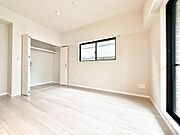 大きな窓から光が降り注ぐ、明るく開放的な居室です。収納力のあるクローゼット付きで、お子様の成長と共に増える荷物もすっきり収納できます。