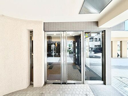 色合いも落ち着いた色を中心に構成され、重厚感のある雰囲気で居住者・来客者を迎えてくれます。