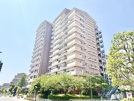 太陽に愛された邸は、陽当り・通風に優れた魅力的で快適さを追求した邸宅でした。ここに住むからこそ意味がある。そんな特別感に浸りながら、毎日を愉しんでいただきたいです。