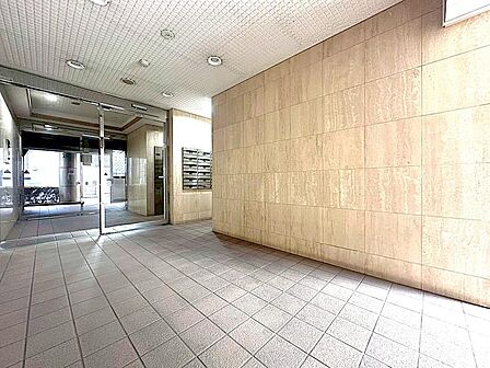 家族をあたたかく迎え入れてくれるエントランス。自分の家に帰ってきたときの安心感、お子様にとっての「実家」としての安心感…末永く時を刻む邸宅…フィーリングを確かめてみてください。
