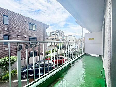 充分な広さが確保されたバルコニー。日当たりのよい住宅エリアですので、多くの陽光が降り注ぎ、室内には陽だまりを生み出してくれます。