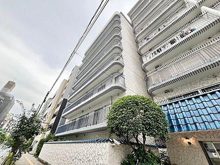 小学校入学前の子どもを持つ家庭の約6割が「家族や子どものため」に購入を希望。入学後の転校を避け、広い空間でのびのび育てたいなどの親心が、家探しのきっかけになっているようです。