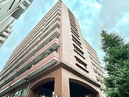 小学校入学前の子どもを持つ家庭の約6割が「家族や子どものため」に購入を希望。入学後の転校を避け、広い空間でのびのび育てたいなどの親心が、家探しのきっかけになっているようです。