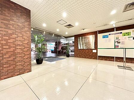 家族をあたたかく迎え入れてくれるエントランス。自分の家に帰ってきたときの安心感、お子様にとっての「実家」としての安心感…末永く時を刻む邸宅…フィーリングを確かめてみてください。
