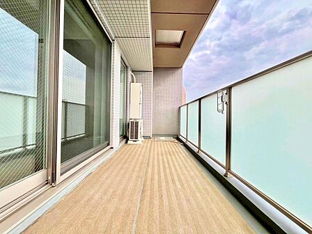 充分な広さが確保されたバルコニー。日当たりのよい住宅エリアですので、多くの陽光が降り注ぎ、室内には陽だまりを生み出してくれます。