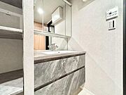 落ち着いた色合いで統一された室内はホテルライクな空間を創造しております。身だしなみのチェックがしやすい大きな鏡、下には収納がたっぷり。可動棚もあるのでスッキリとした空間をお作りいただけます。
