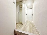上質感漂う玄関と廊下。居住者の帰り、訪れる方を優しく迎える・安らぎに満ちた生活空間を予感させる。健やかな暮らしを楽しめそう。