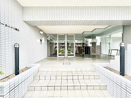 家族をあたたかく迎え入れてくれるエントランス。自分の家に帰ってきたときの安心感、お子様にとっての「実家」としての安心感…末永く時を刻む邸宅…フィーリングを確かめてみてください。